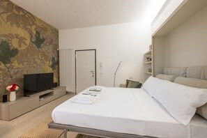 Tabla de planchar con plancha, wifi y ropa de cama