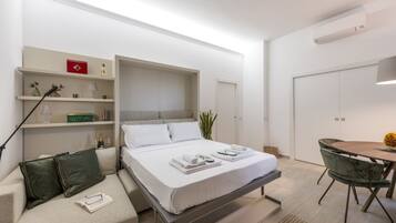 Een strijkplank/strijkijzer, wifi, beddengoed