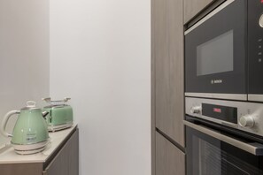 Eine Küche mit einem Backofen von Bosch, einem Toaster und einem Wasserkocher.