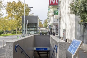 Un bâtiment moderne avec une façade en verre, une enseigne indiquant « ARGONNE » et un panneau d’information bleu.