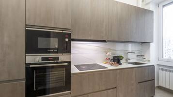 Een koelkast, een magnetron, een oven, een kookplaat