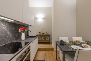 Kühlschrank, Ofen, Herdplatte, Geschirrspüler