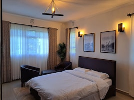 2 habitaciones, espacio para trabajar con laptop y cortinas blackout 