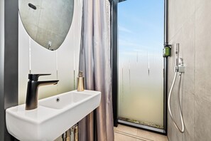 Shower, hair dryer, towels, soap - Heathland Lodge (Selfoss)
