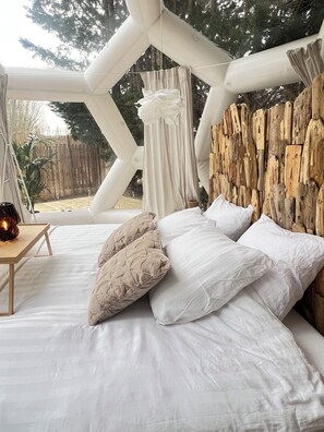 1 bedroom, travel cot, bed sheets - An unusual night on the lakeshore under a Dome (Prouilly)