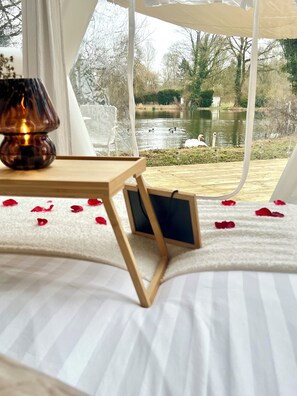 1 bedroom, travel cot, bed sheets - An unusual night on the lakeshore under a Dome (Prouilly)