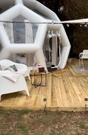Terrace/patio - An unusual night on the lakeshore under a Dome (Prouilly)