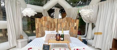 1 habitación, cuna de viaje y ropa de cama