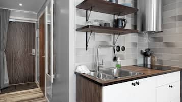 Habitación doble estándar, vista al lago | Cocina privada | Frigobar, parrilla de estufa, lavavajillas y utensilios de cocina