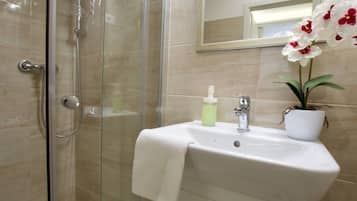Douche, sèche-cheveux, serviettes fournies, savon