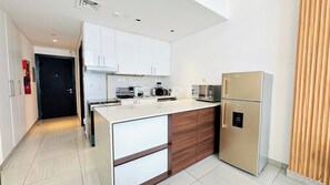 Refrigerador, microondas, horno, placa de cocina