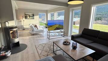 Nhà, 5 phòng ngủ, hút thuốc, hồ bơi riêng | Khu phòng khách