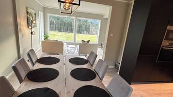 House, 5 Bedrooms, Smoking, Private Pool | Dining room