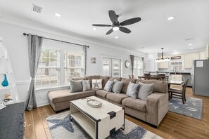 獨棟房屋, 可攜帶寵物 | 起居區 | 60-吋智慧型電視、數位頻道、Netflix、Hulu