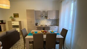 Apartment, 2 Bedrooms | Dining room