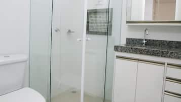 Apartamento standard, sacada, vista para a cidade | Banheiro | Produtos de toalete grátis, secador de cabelo, toalhas de banho
