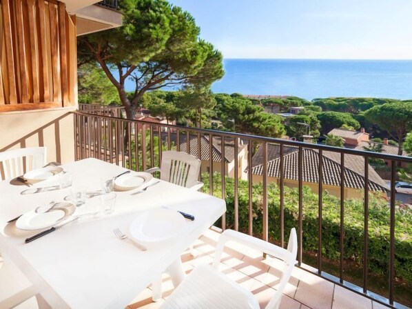 Maison, 4 chambres, terrasse | Restauration extérieure