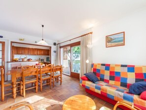House, 4 Bedrooms, Terrace | Ruang tamu