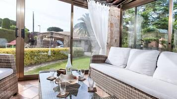 House, 4 Bedrooms, Terrace | Living area