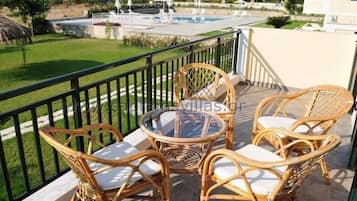 Superior Apartment, Courtyard View | Teres/patio