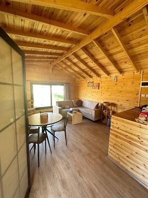 Dağ Evi, 1 Yatak Odası, Balkon, Bahçe Manzaralı | İç mekân