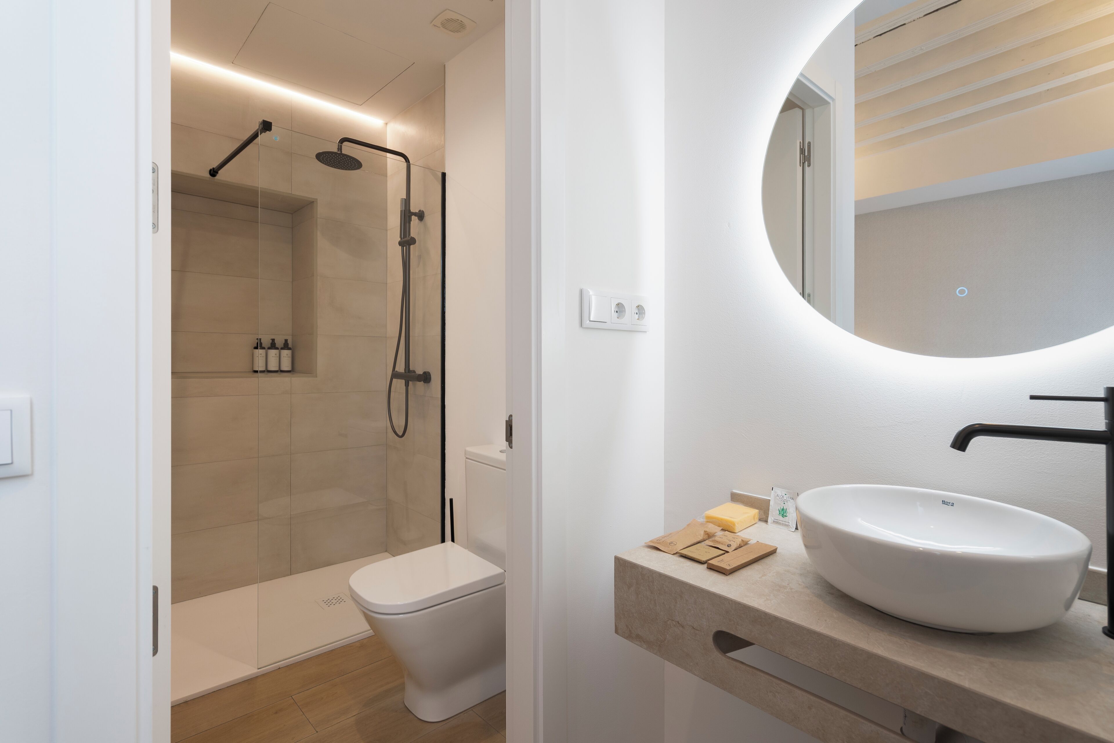 Standard Twin Room | Bathroom | Shower, free toiletries, towels, soap