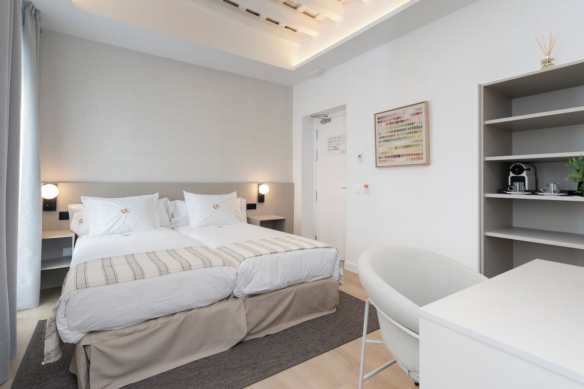 Standaard Twin kamer | Een kluis op de kamer, een bureau, een laptopwerkplek, gratis wifi