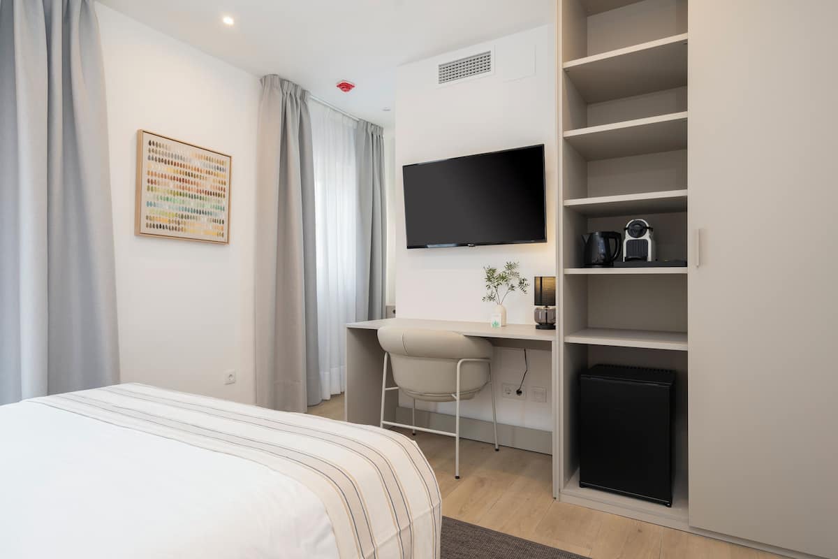 Klassieke kamer, balkon, uitzicht op stad | Een kluis op de kamer, een bureau, een laptopwerkplek, gratis wifi