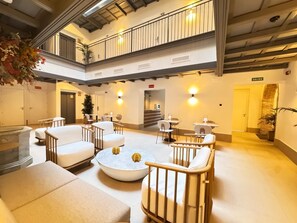 Coin salon dans le hall
