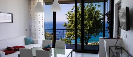 Appartamento Superior, balcone, vista mare | Area soggiorno | TV