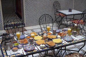 Outdoor dining - Riad Tafoukt Fes in The Old Medina (Fès)