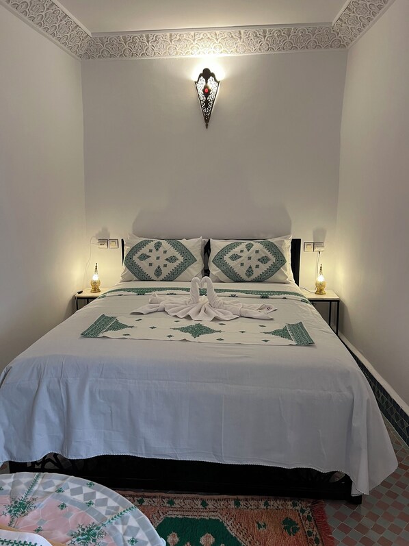 1 bedroom, desk, WiFi, bed sheets