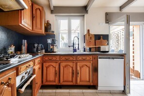 Fridge, microwave, oven, dishwasher - House 200m from the sea - 6 adults - 2 children (La Guérinière)