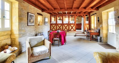 Maison en pierre au pied de La VézÚre, pour 6