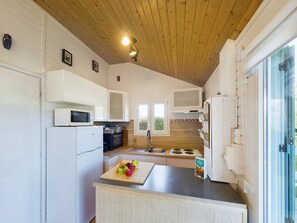 Kühlschrank, Mikrowelle, Ofen, Wasserkocher mit Kaffee-/Teezubehör