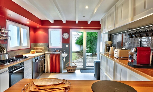 Een koelkast, een microgolfoven, een oven, een vaatwasser