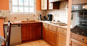 Een koelkast, een microgolfoven, een oven, een vaatwasser