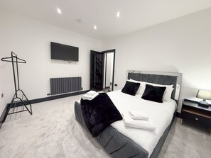 Luxury House, Ensuite (Santi House) | 4 bedrooms, iron/ironing board, free WiFi