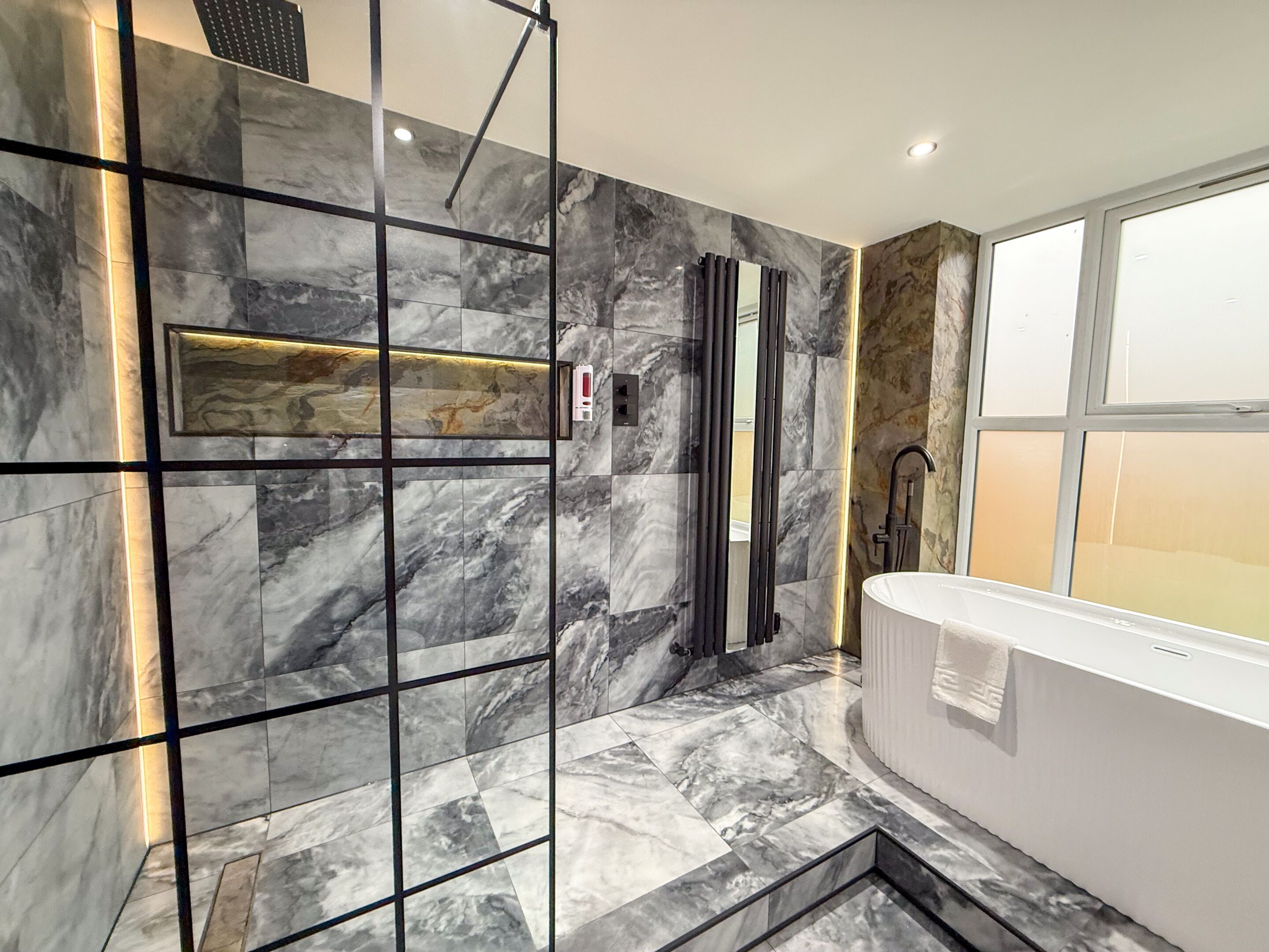Luxury-Haus, mit Bad (Santi House) | Badezimmer | Kostenlose Toilettenartikel, Handtücher, Seife, Shampoo