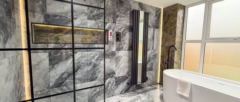 Luxury House, Ensuite (Santi House) | Bathroom | Free toiletries, towels, soap, shampoo