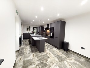 Luxury House, Ensuite (Santi House) | Shared kitchen - Santi House (Boston)