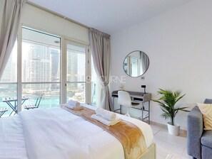 Tabla de planchar con plancha, cuna de viaje, wifi y ropa de cama