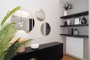 Deluxe-Apartment, Küche | Wohnbereich | 47-Zoll-Smart-TV mit Kabelempfang