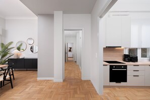 Deluxe-Apartment, Küche | Eigene Küche | Großer Kühlschrank, Mikrowelle, Ofen, Herdplatte