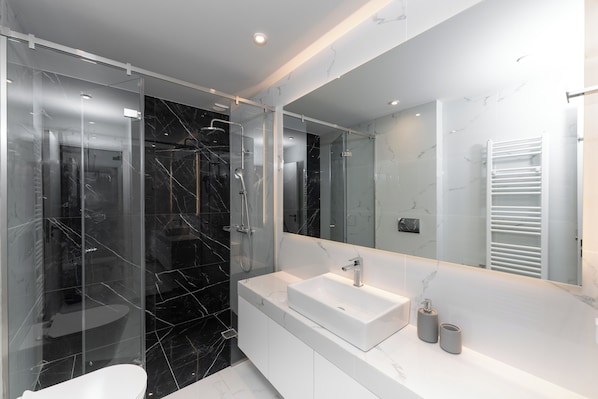 Deluxe Apartment, Kitchen | Bathroom | Shower, rainfall showerhead, hair dryer, towels