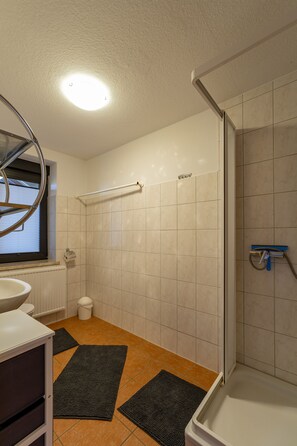Dusche, Haartrockner, Handtücher, Seife