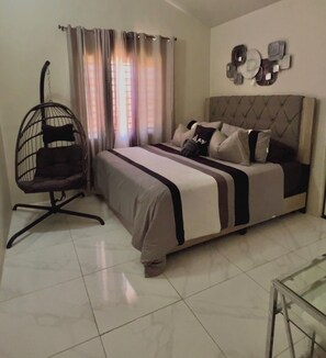 1 habitación, tabla de planchar con plancha, wifi y ropa de cama