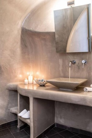 Bathroom - Astrea Suites Feggaropetra Cave House (Santorini)