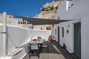 In-room safe, soundproofing, free WiFi - Astrea Suites Feggaropetra Cave House (Santorini)