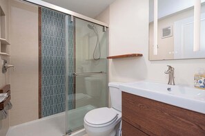 Shower, hair dryer, towels - "Marlin Sunset" - 11th/Bay, 2 BRs, sleeps 6 (Ocean City)